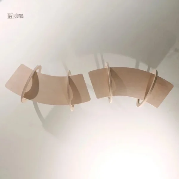 ChatSuspendu : arbre à chat en bois avec éléments suspendus