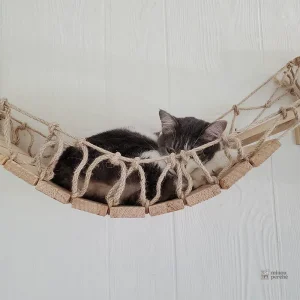 Structure murale pour chats avec pont suspendu