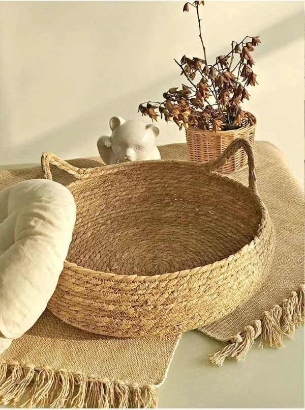 Panier en osier pour chats heureux