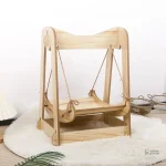 Arbre à chat en bois avec balançoire intégrée